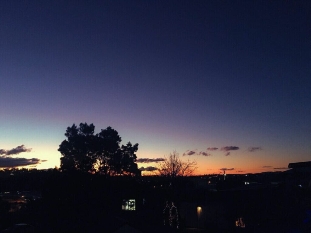 夕暮れの空と木のシルエットの風景|静かな空を眺めながら自分の内側に戻る内観の時間をイメージした夕方の景色