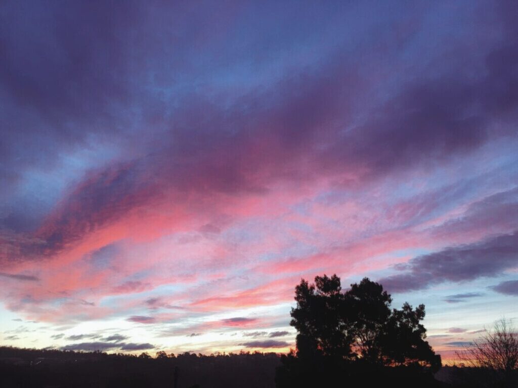 ピンク色に染まる夕焼け空の風景｜空の色の移ろいを眺めながら思考を静める内省の時間をイメージした夕焼けの景色