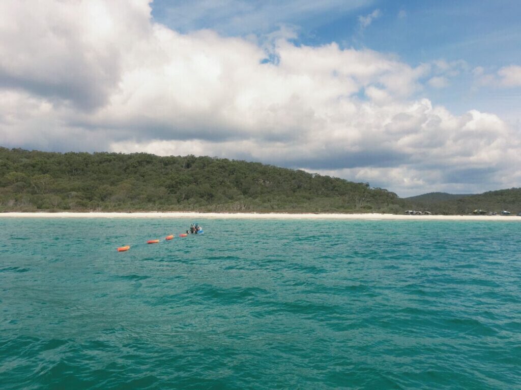穏やかな海と遠くの丘が広がる風景|広い海を眺めながら心をほどく内観の時間をイメージした海辺の景色