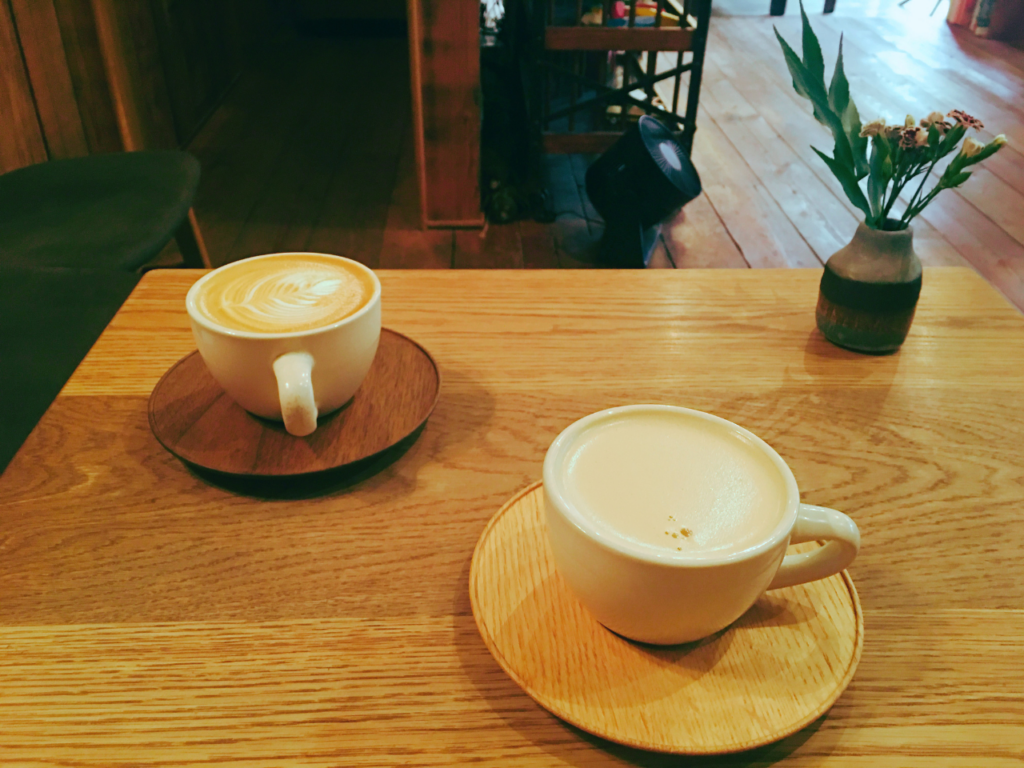 カフェのテーブルに並ぶ2杯のコーヒー|安心できる空間の中で自分の言葉をひらき、他者との対話を通して自己理解が深まっていく時間をイメージした空間