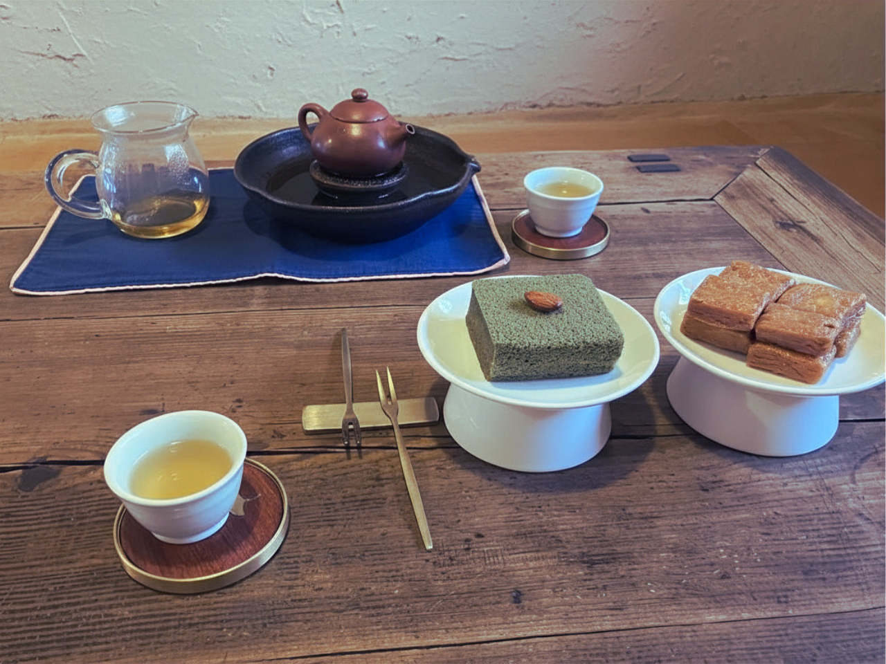 丁寧に用意されたお茶とお菓子の時間｜静かな空間で内観と内省を重ねながら、自分とやさしく向き合い自己受容へとつながっていくひとときをイメージした空間
