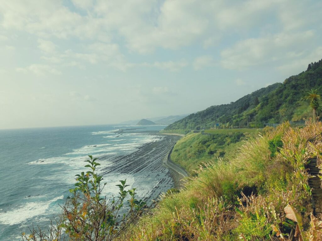 海と断崖の広がる海岸線の風景｜広い海を眺めながら気持ちを整える時間をイメージした自然の景色