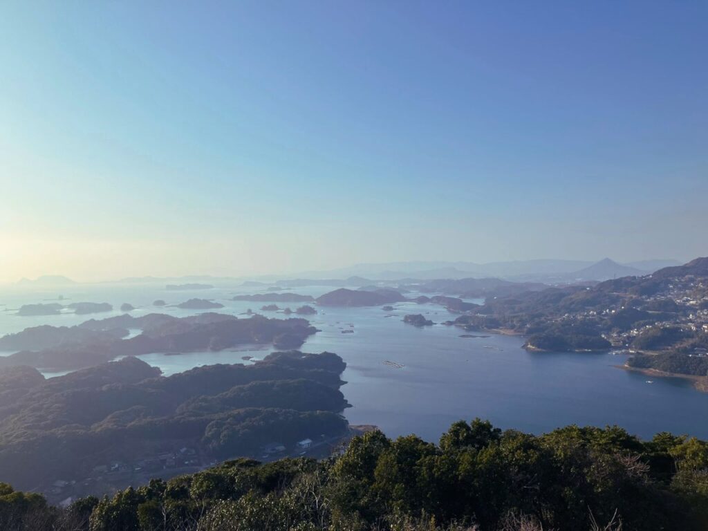 山の上から見渡す海と島々の風景｜遠くまで広がる景色の中で思考を解きほぐす時間をイメージした自然の景色