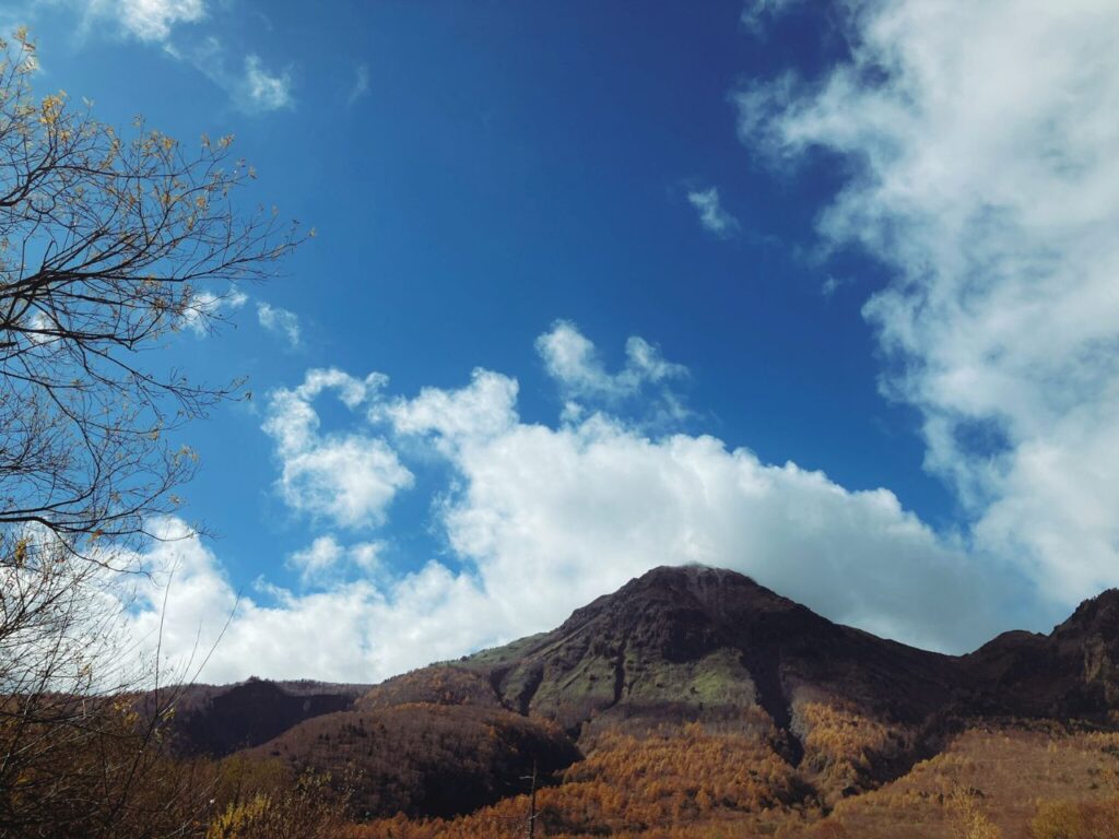 青空と雲の下に広がる山の風景｜広い景色の中で心を落ち着ける内省の時間をイメージした山の景色