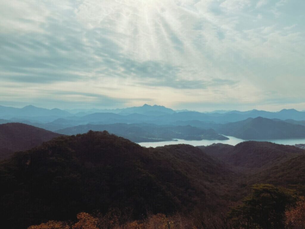 重なる山々と差し込む光の風景｜静かな景色の中で内側に意識を向ける時間をイメージした山の風景
