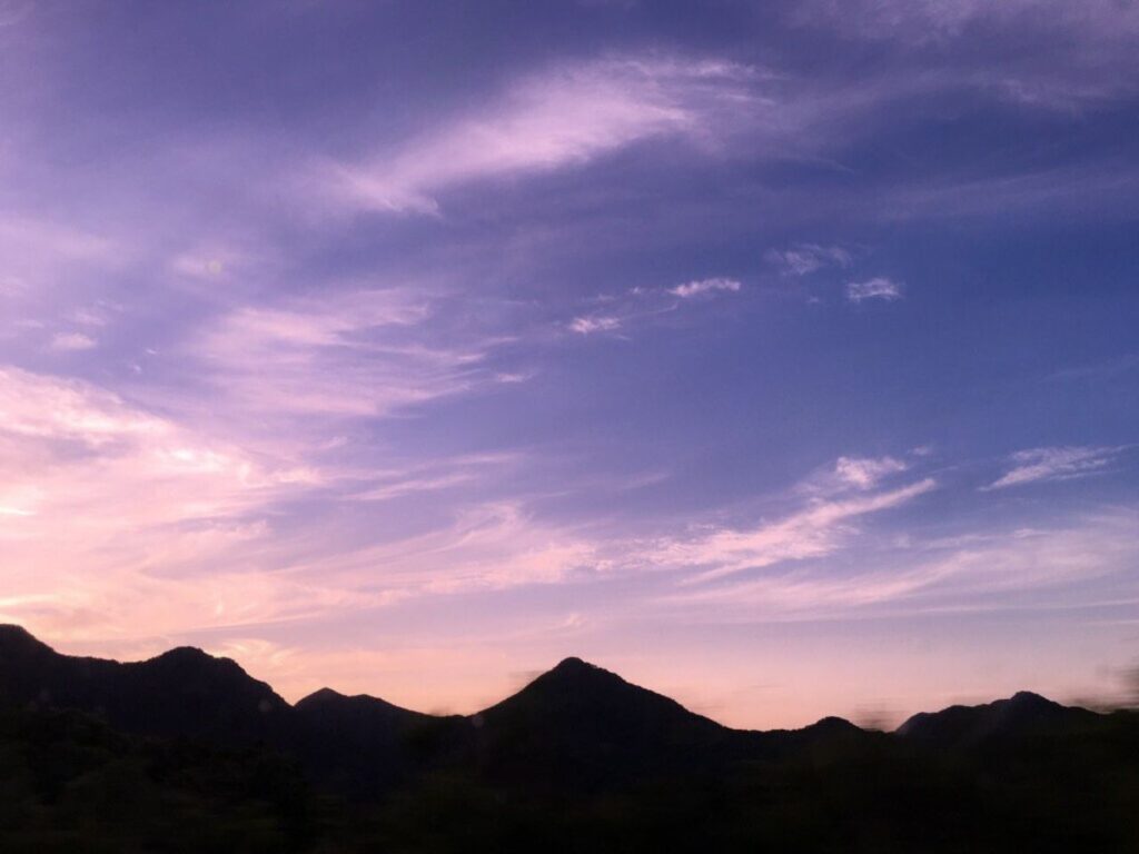 夕焼け空と山のシルエット|一日の終わりに心を落ち着ける内省の時間をイメージした空の風景